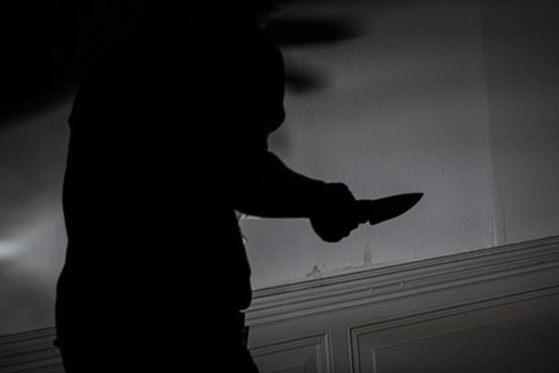 உடைந்த மதுப்புட்டியால் பேருந்து நடத்துநரைக் குத்திய பயணி