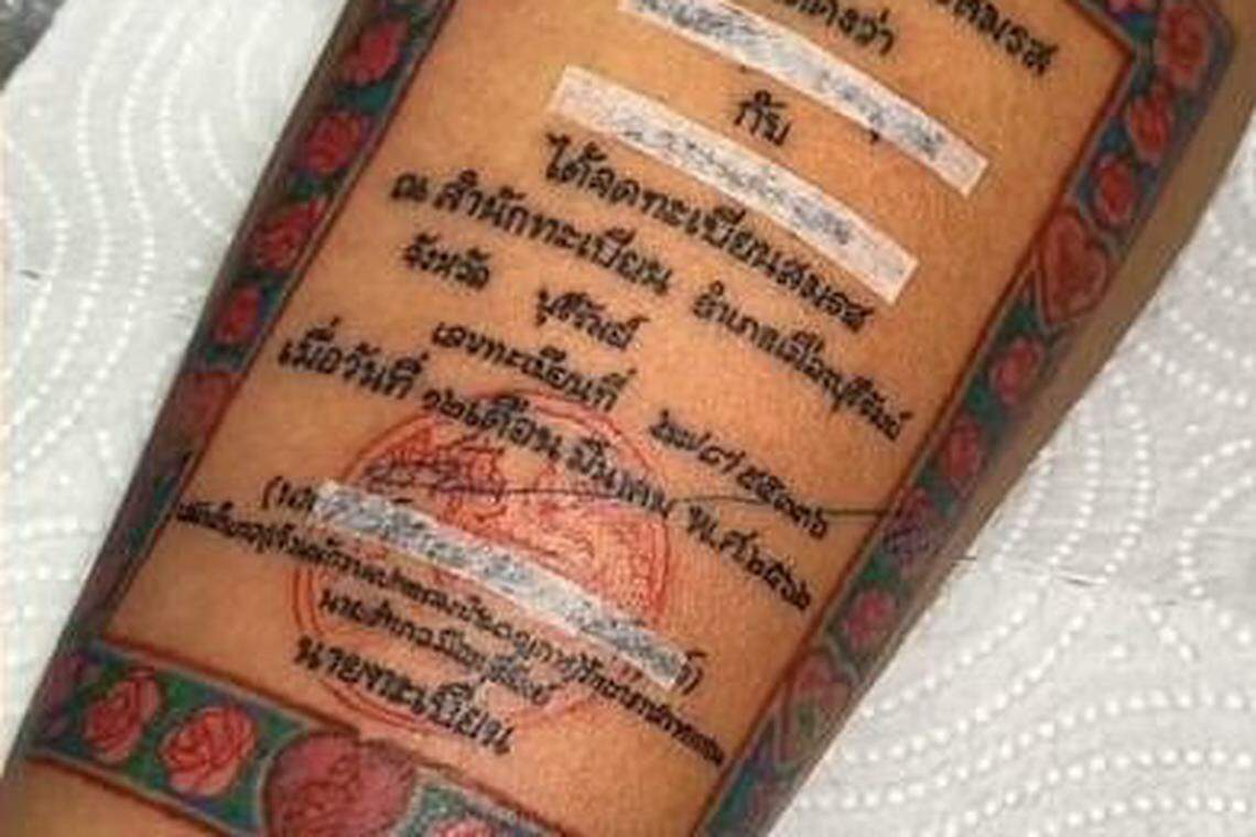 கையில் திருமணச் சான்றிதழை பச்சை குத்திய ஆடவர்