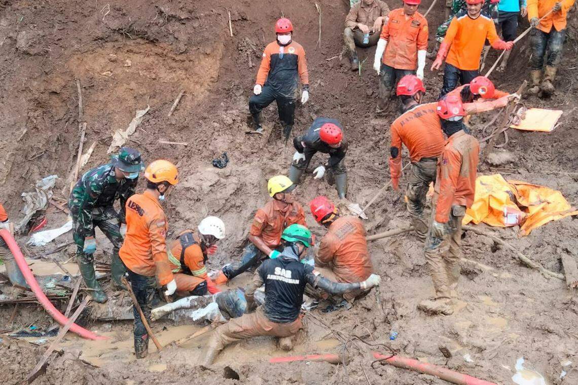 இந்தோனீசியாவின் சுலாவேசியில் நிலச்சரிவு; 12 பேர் மரணம், 18 பேரைக் காணவில்லை 