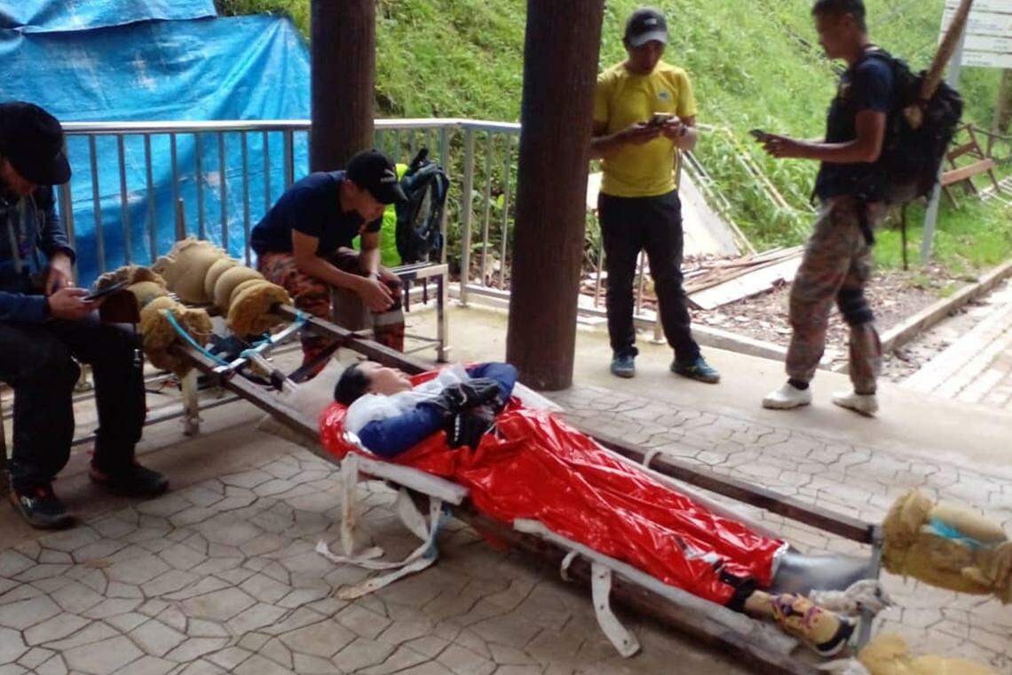 கினபாலு மலையிலிருந்து இறங்கும்போது காயமுற்ற சிங்கப்பூர் மாது மீட்பு; கால் எலும்பு முறிந்ததாக சந்தேகம்