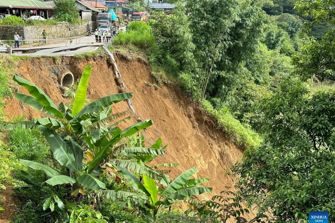 நிலச்சரிவில் புதையுண்ட வேன்; 7 பேர் மரணம்