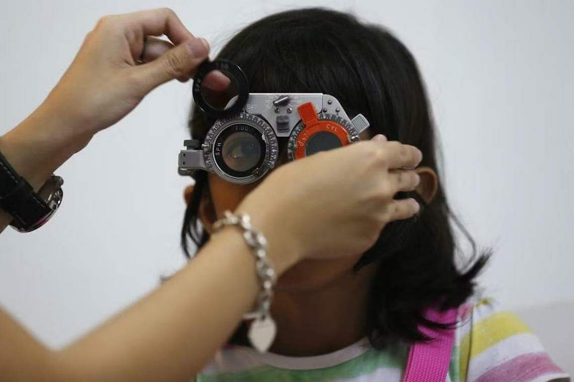 அதிகப்படியான கிட்டப்பார்வை குறைபாட்டால் பாதிக்கப்படும் பெரியவர்கள்