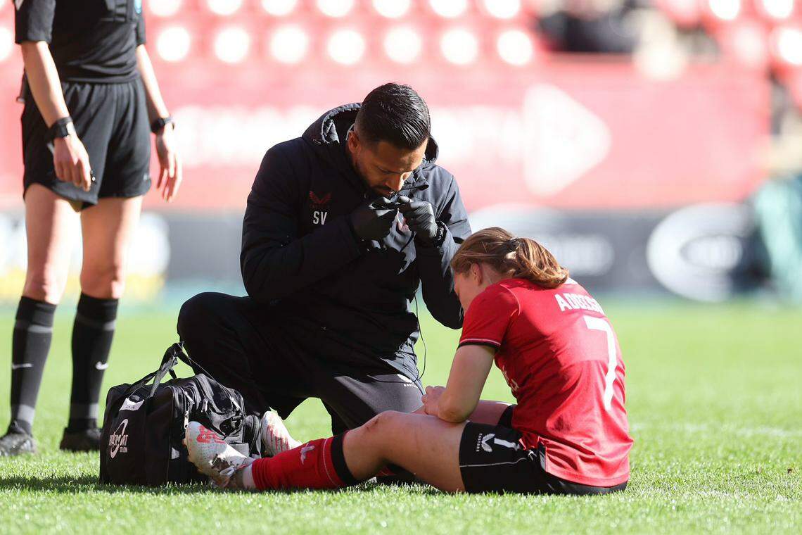 சிங்கப்பூரரை வரவேற்ற இங்கிலாந்துத் திடல்