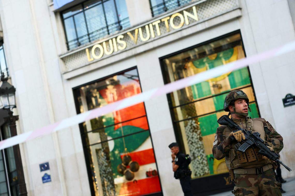 பாரிஸ் நகரில் கத்திக்குத்து; காவல்துறை அதிகாரி படுகாயம்