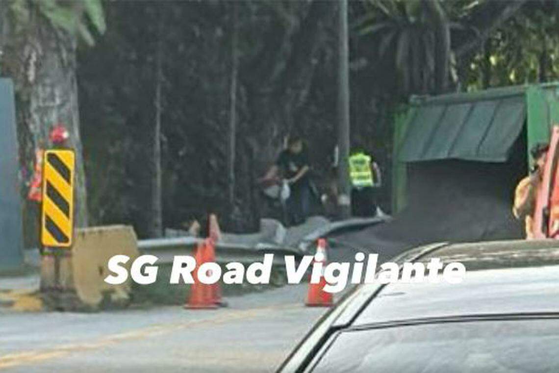 கனரக வாகனம் பக்கவாட்டில் சாய்ந்தது; 35 வயது ஓட்டுநர் மருத்துவமனையில்