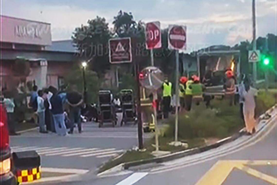 லோயாங்கில் லாரி-பேருந்து விபத்து; 14 பேர் மருத்துவமனையில்