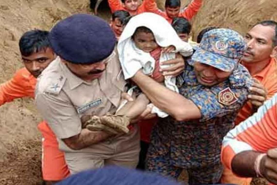 ஆழ்துளை கிணற்றில் விழுந்த இரண்டரை வயது குழந்தை மீட்பு