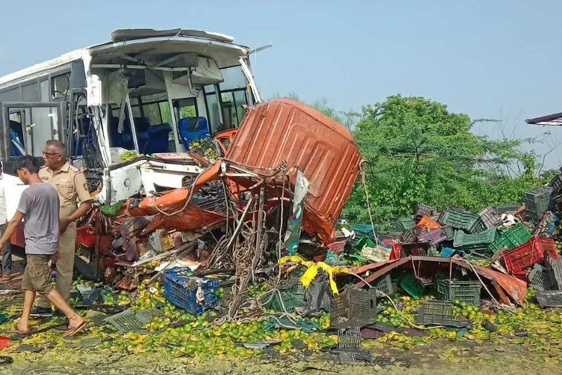 பேருந்து  லாரி மோதல்; 6 பேர் உயிரிழப்பு