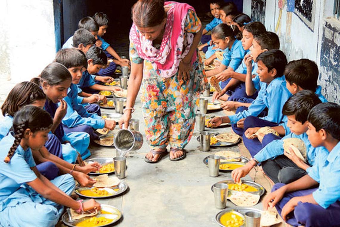 இந்தியா: குழந்தைகளுக்குச் சத்துணவு வழங்க முடியாமல் தடுமாறும் பள்ளிகள்