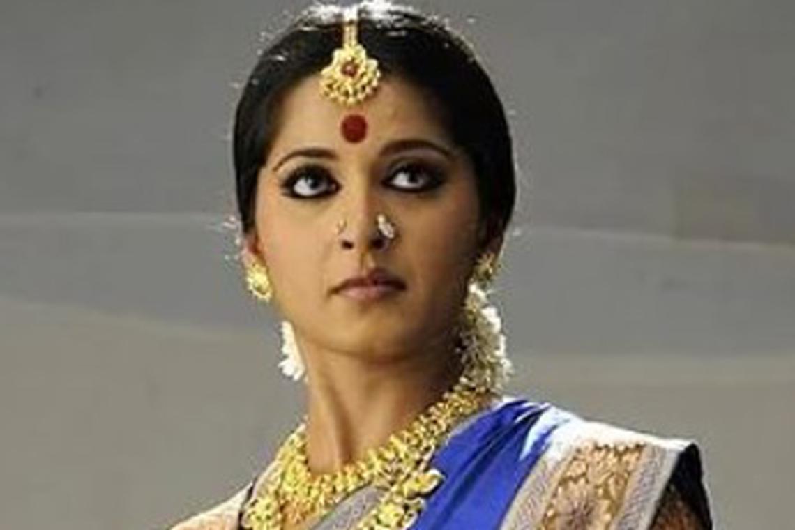 பிறந்தநாளில் சுவரொட்டி வெளியீடு: ‘காதி’ படத்தில் ஆவேசம் காட்டும் அனுஷ்கா