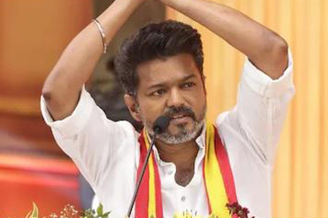 ராணுவ வீரர்களுடன் விஜய் திடீர் சந்திப்பு