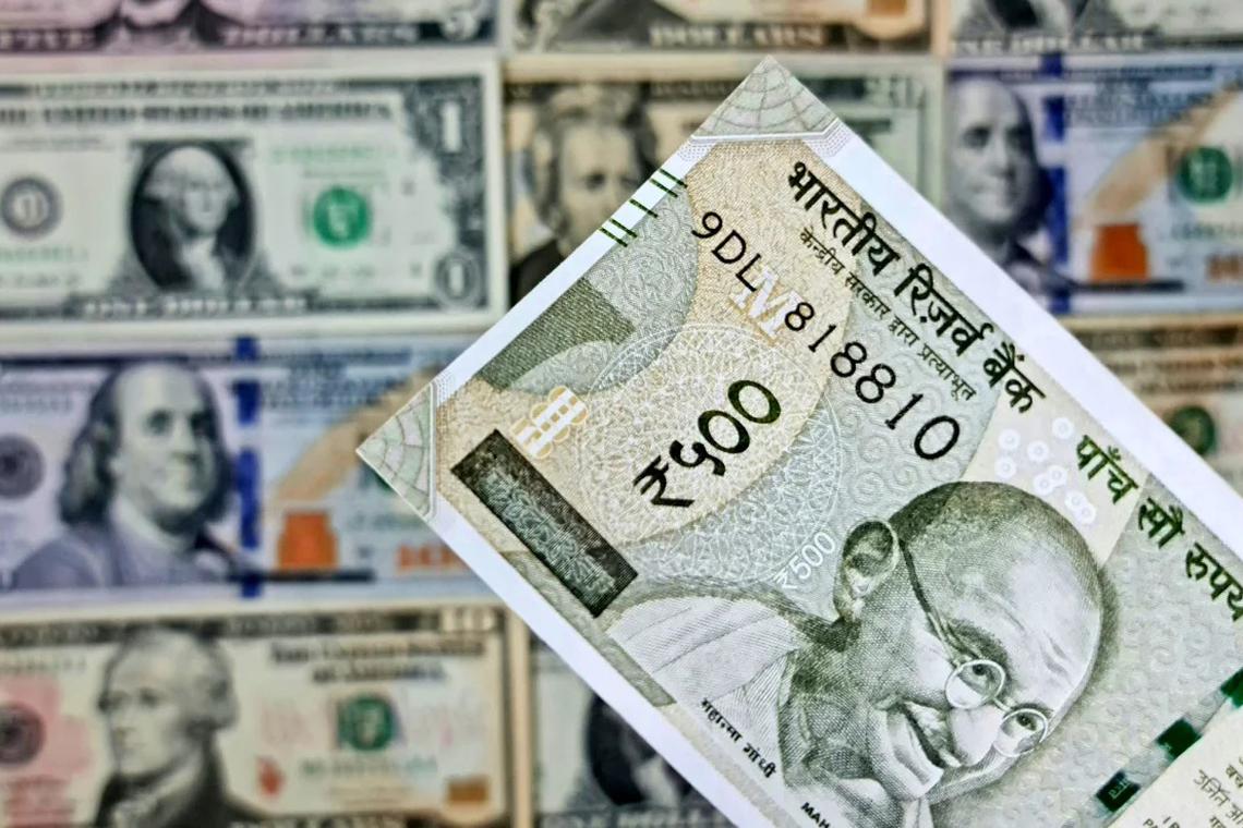 அமெரிக்க டாலருக்கு எதிராக இந்திய ரூபாயின் மதிப்பு முன்னில்லாத அளவு சரிவு