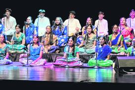 70க்கும் மேற்பட்ட கலைஞர்கள் ‘பாமாலை’ நிகழ்ச்சியை வழங்கினர். படம்: கருணாநிதி துர்கா